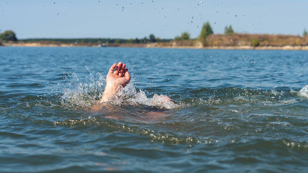 За 20 дней уже восемь погибших: как уберечь детей от трагической смерти в воде на летних каникулах