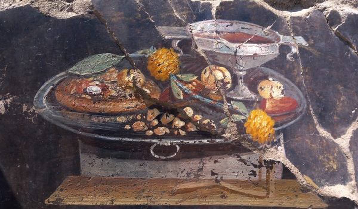 Итальянские археологи раскопали в Помпеях фреску с далеким предком пиццы