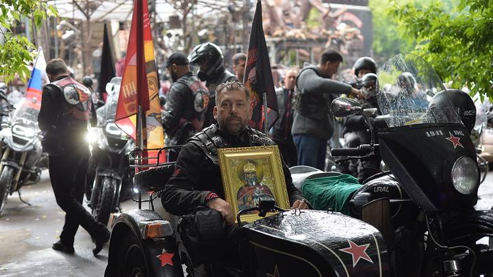 «Ночные волки» с иконой святого Лазаря / Фото: Александр Кочубей / Вечерняя Москва