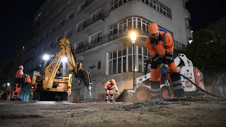 Ночной ремонт улицы Петровки / Фото: Алексей Орлов / Вечерняя Москва
