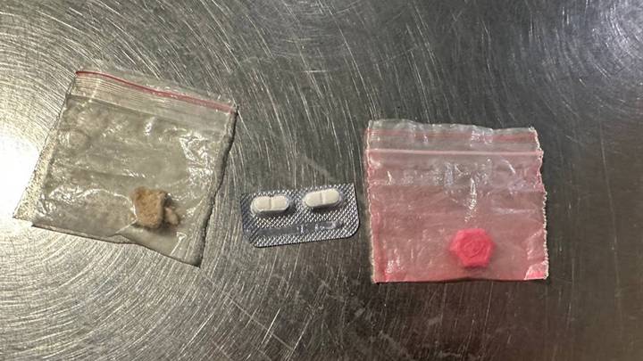 Таможенники обнаружили психотропные вещества в рюкзаке пассажирки из Индии