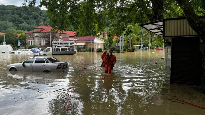 На юге России идут проливные дожди. Стоит ли туда ехать туристам