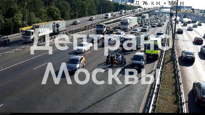 Автомобиль и мотоцикл столкнулись на внешней стороне 77-го километра МКАД