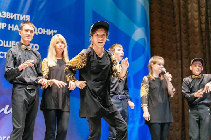 Во время выступления ребята не только поют, но и танцуют