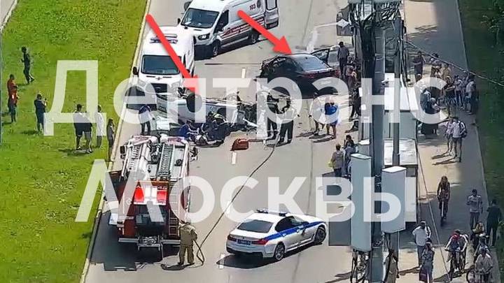 Два автомобиля столкнулись в столичном районе Солнцево