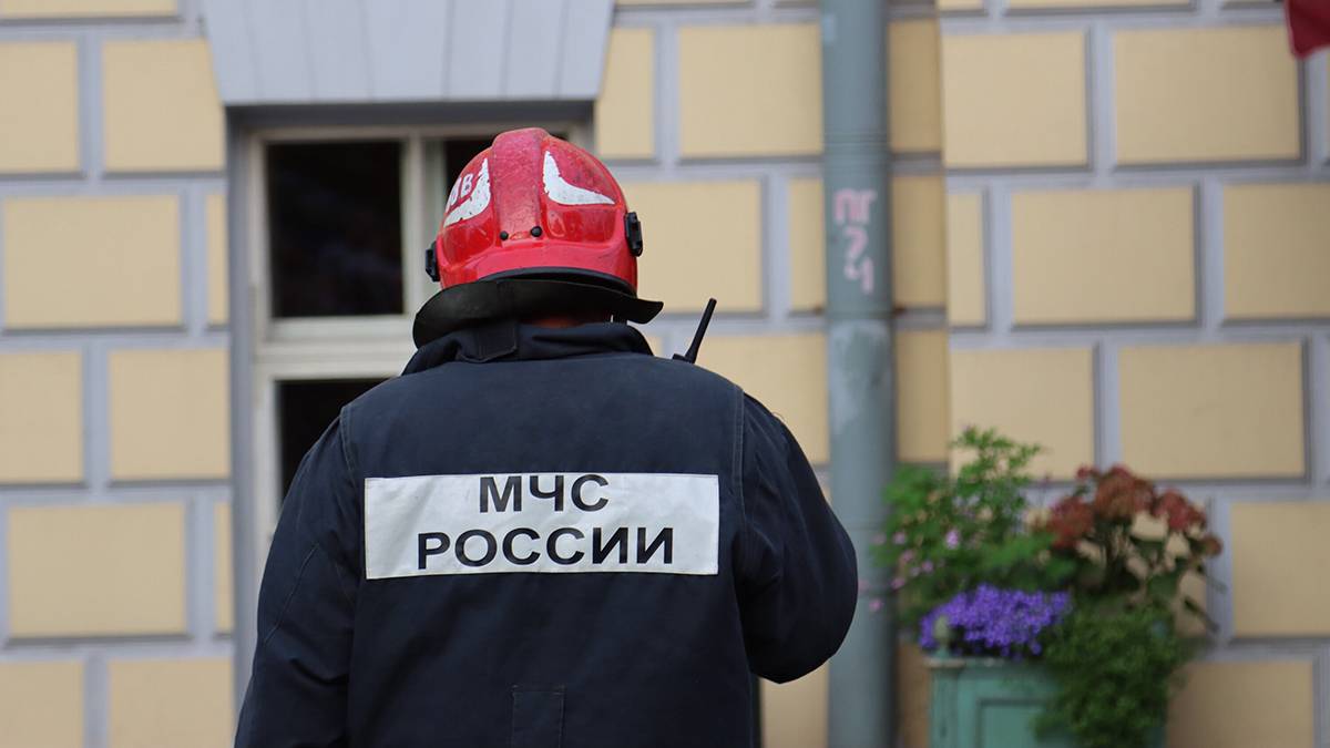 На востоке Москвы в квартире выбило стекла из-за хлопка