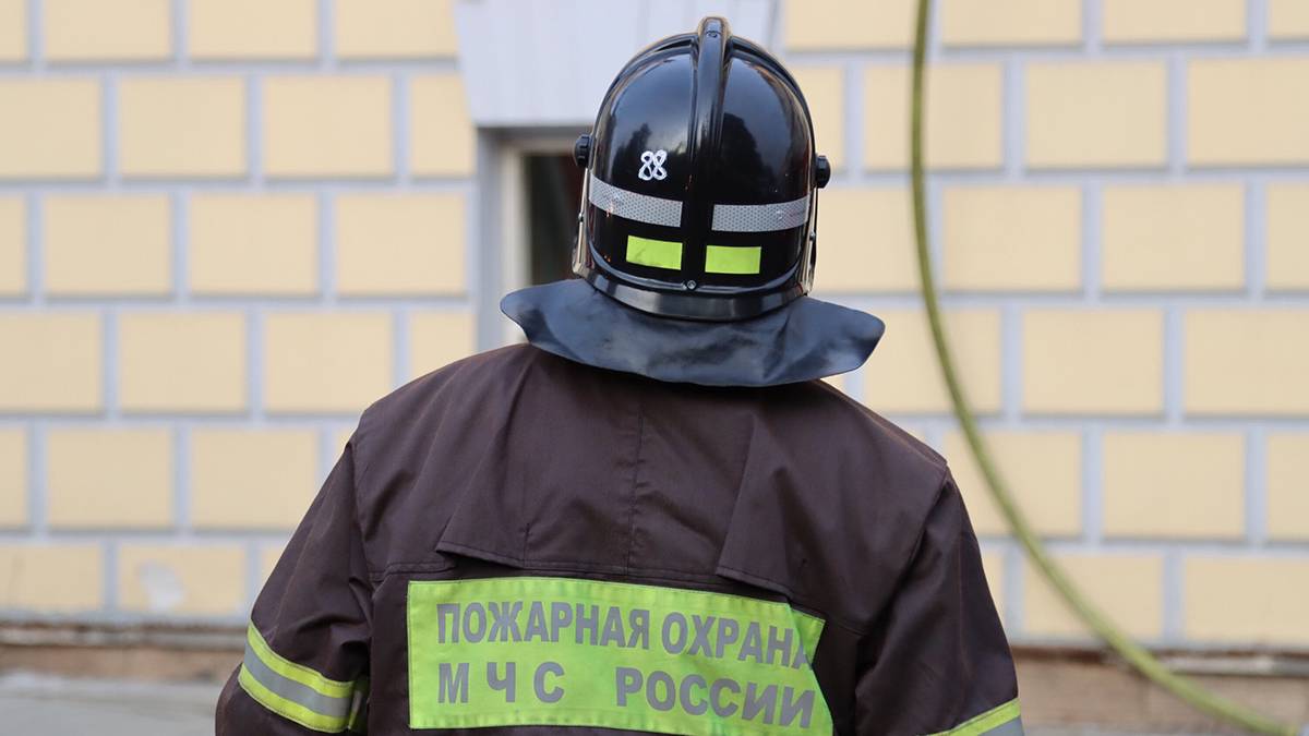 Пожар произошел в многоэтажном доме на севере Москвы