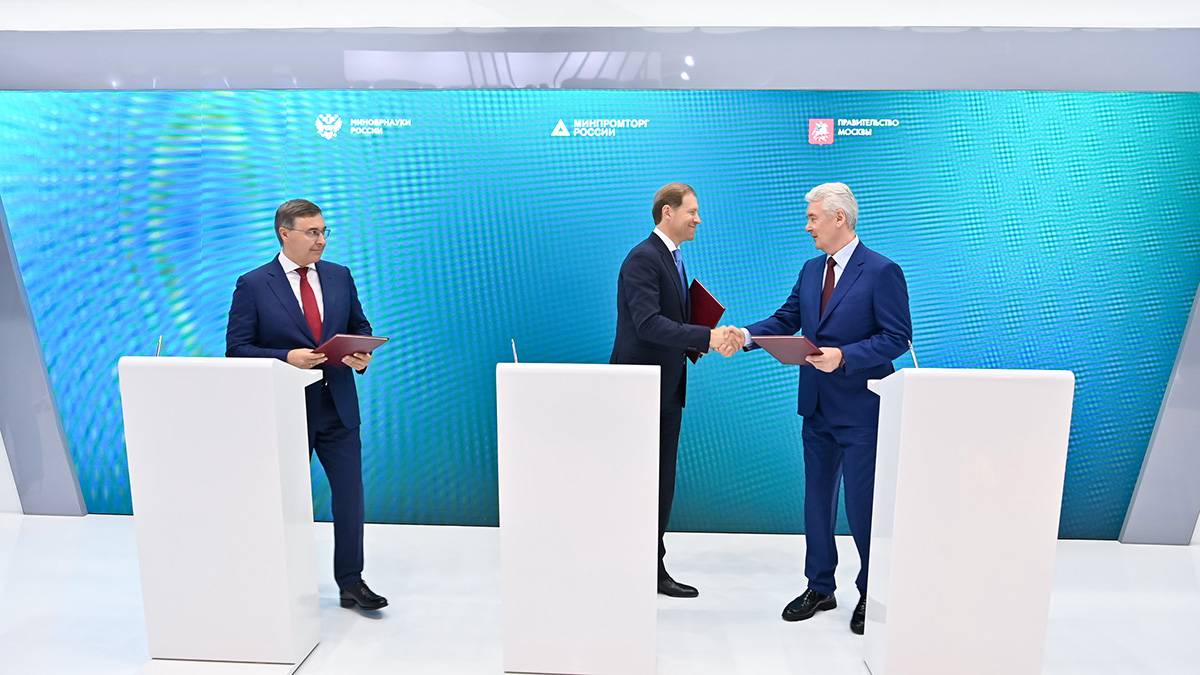 Собянин, Мантуров и Фальков подписали соглашение о развитии электронной промышленности России