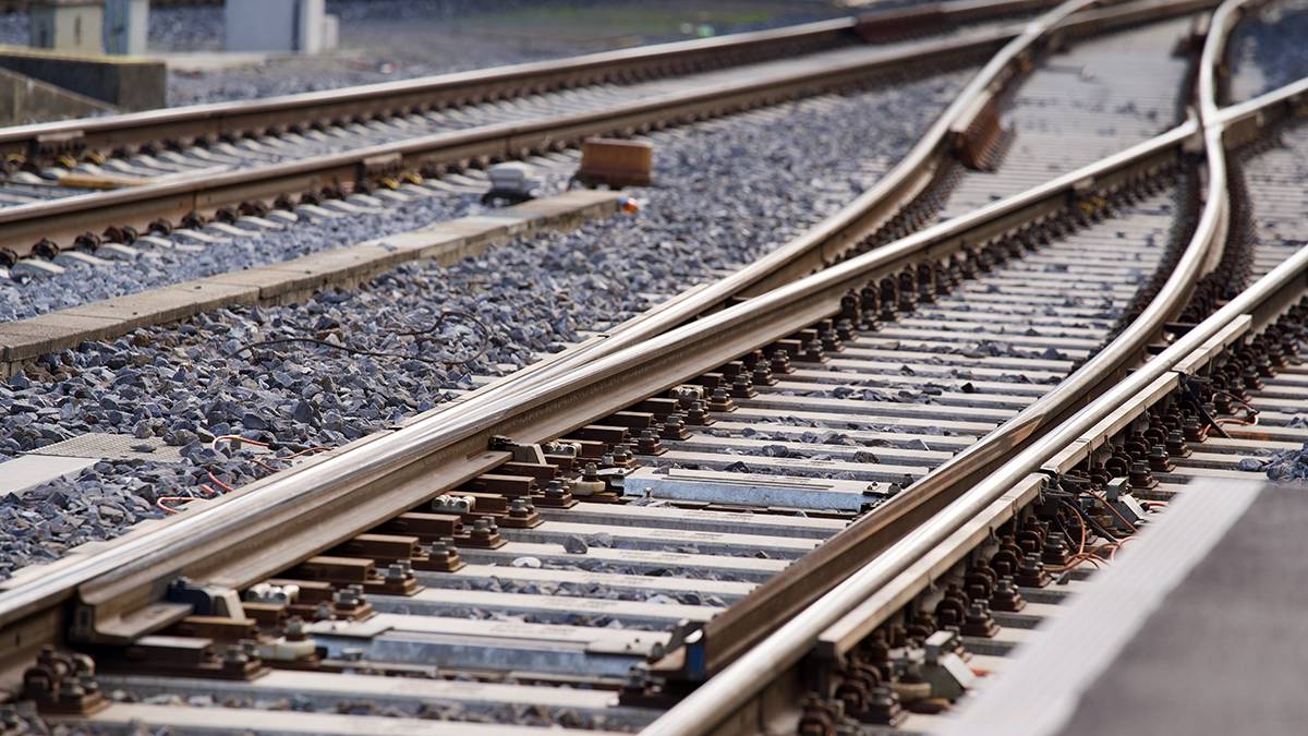 ТАСС: Около 70 человек пострадали при сходе с рельсов поезда в Коми