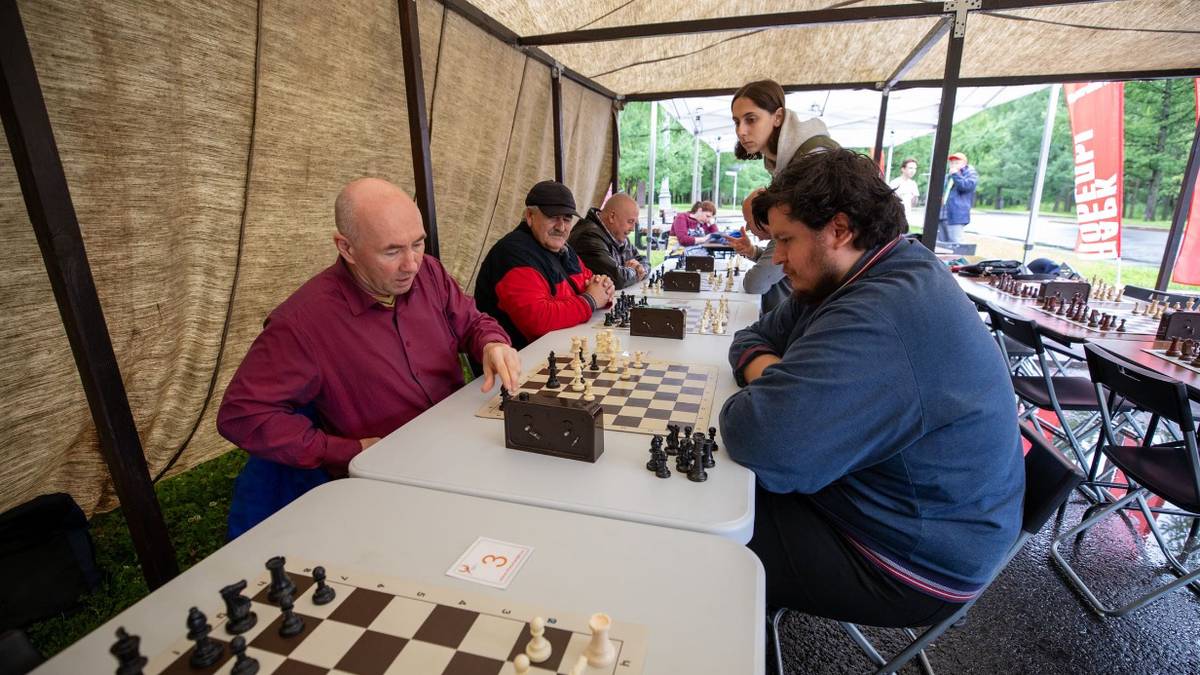Москвичи собрались на шахматный турнир Музея Победы в преддверии Дня шахмат