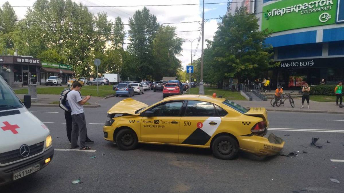 Появились подробности ДТП с участием двух мотоциклов и такси на северо-западе Москвы
