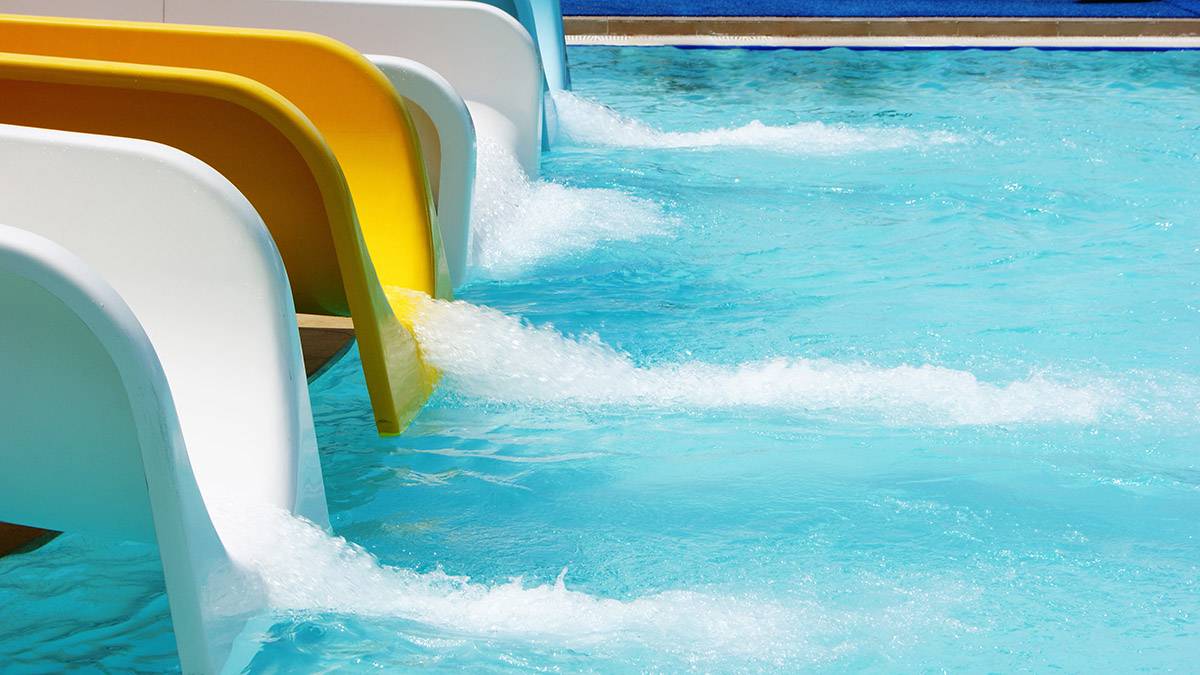 Четырехлетний мальчик утонул в аквапарке Астрахани, скатившись с горки в бассейн