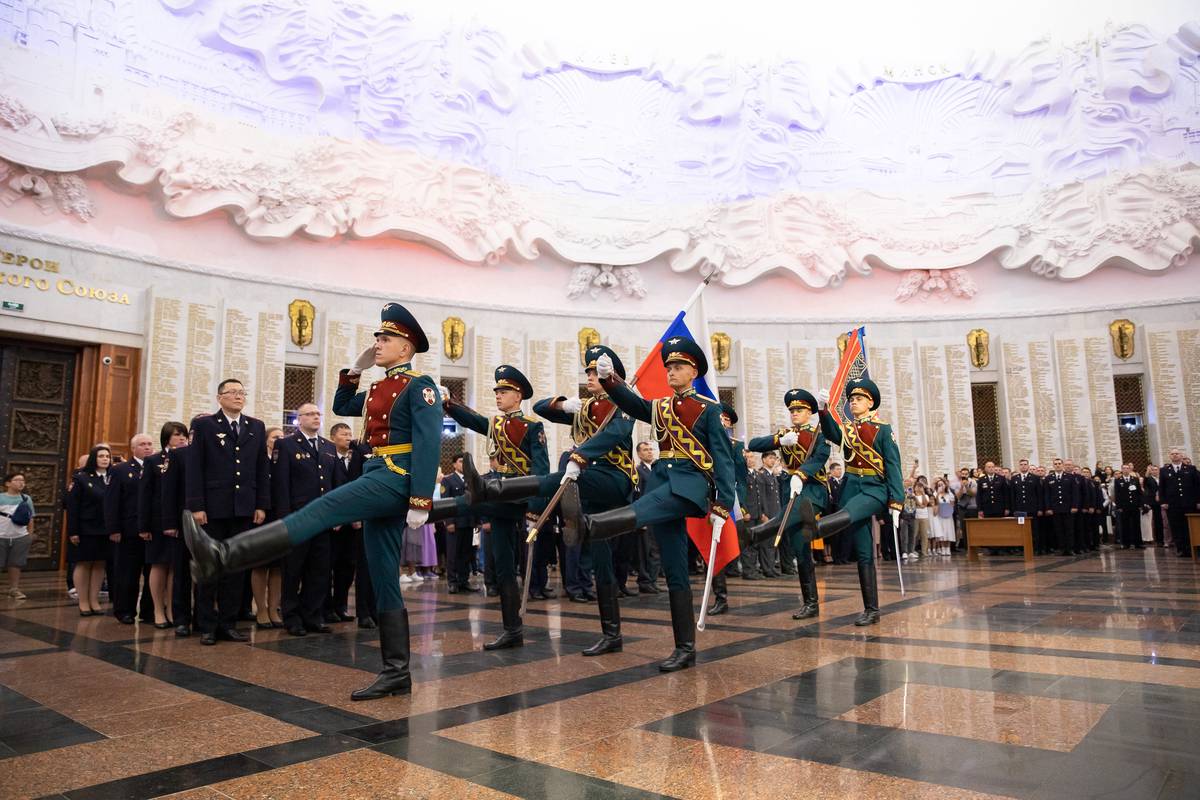 Выпускники Академии управления МВД России получили дипломы в Музее Победы