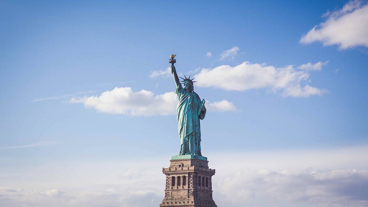 Молния ударила в факел Статуи Свободы в Нью-Йорке