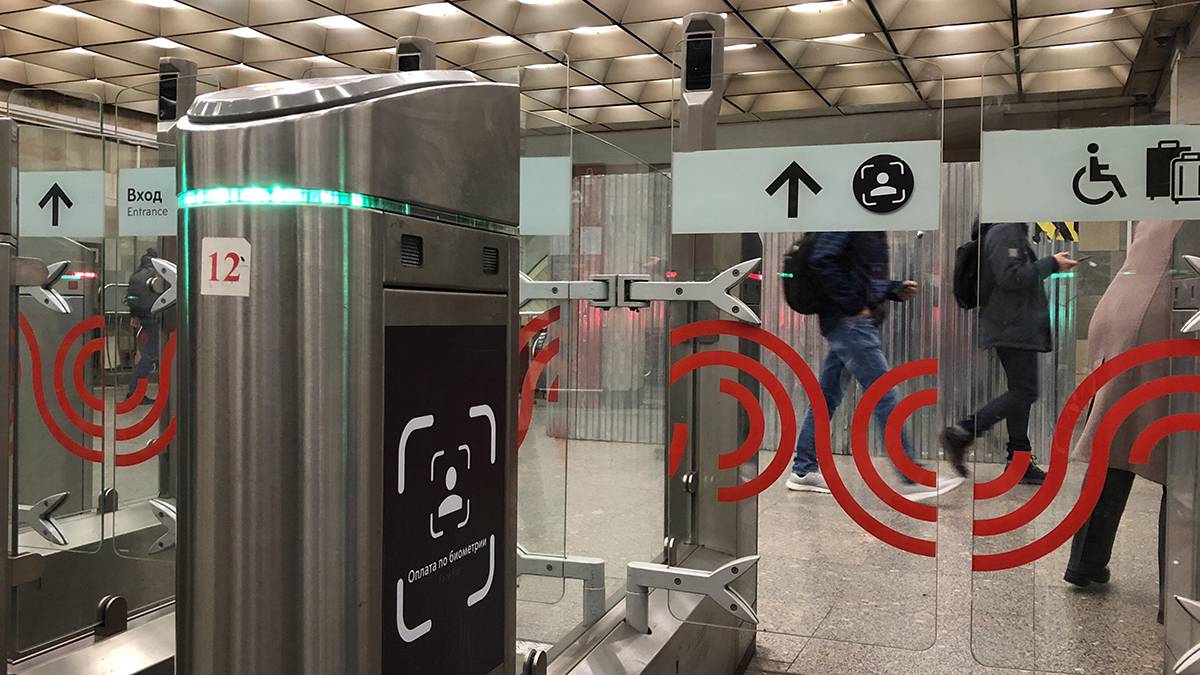 Безбилетник разбил створки турникета на станции «Народное ополчение» в Москве