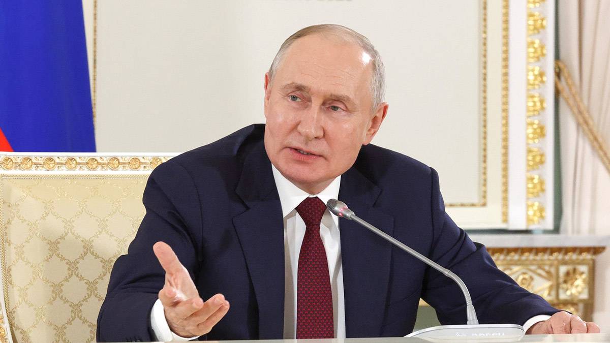 Путин: С чего бы мы ни начинали, получается автомат Калашникова