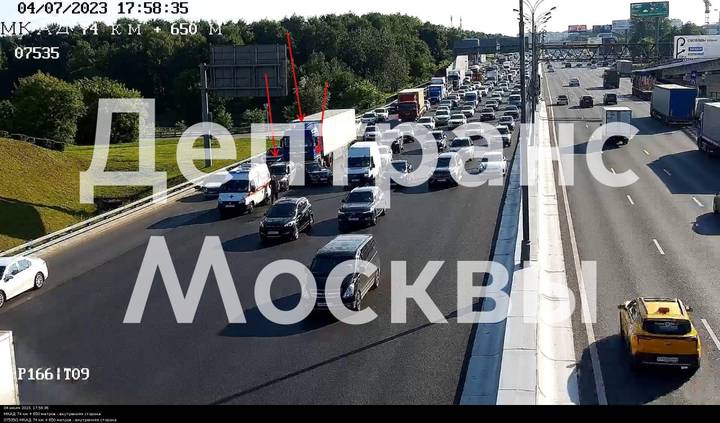 Грузовик и два автомобиля столкнулись на 75-м километре МКАД