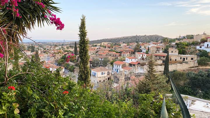 Увез на Кипр и пропал: почему отец десятый месяц не возвращает россиянке дочь