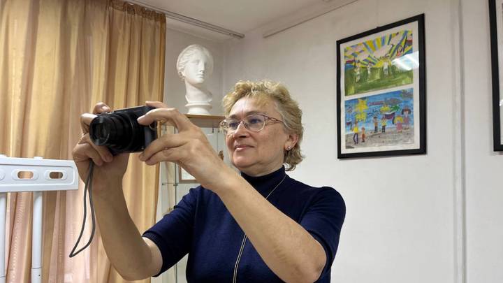 Участники «Московского долголетия» фотографируют летние пейзажи