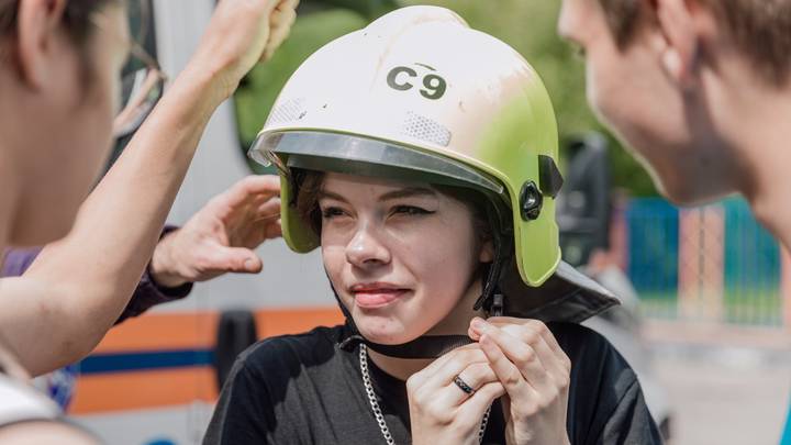 Спасатель, автогонщик, пилот: подростки из Москвы познакомились с героическими профессиями