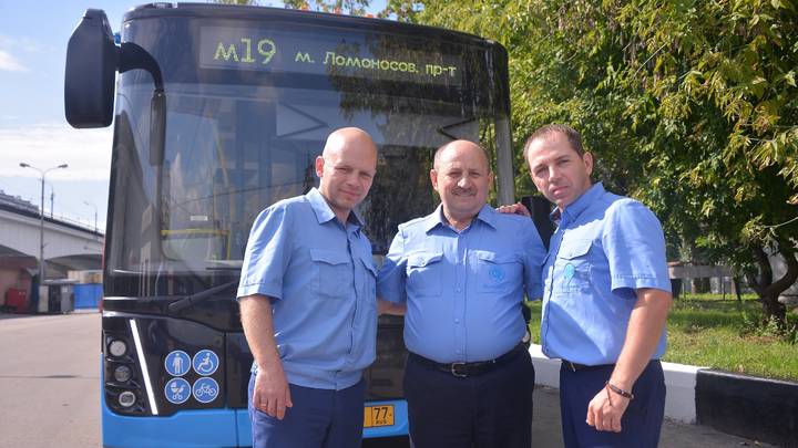 Семья Дудниковых: Андрей, Николай и Евгений (слева направо) работают водителями автобусов