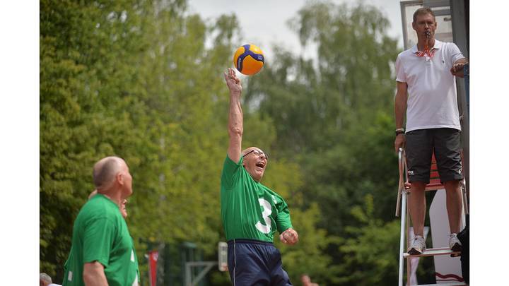 Матч по волейболу среди участников Московского долголетия / Фото: Александр Кочубей / Вечерняя Москва
