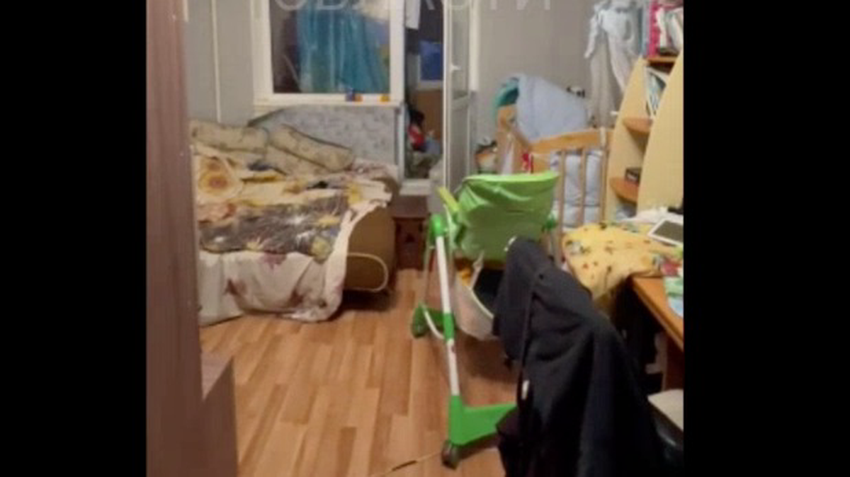 Появилось видео из квартиры в Королеве, в которой отчим ранил пасынка ножом