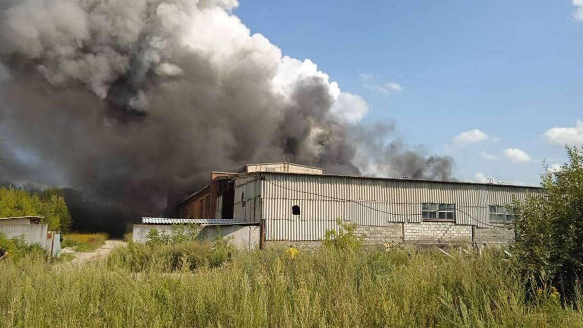 Открытое горение в здании цеха по производству аккумуляторов в Воскресенске ликвидировано