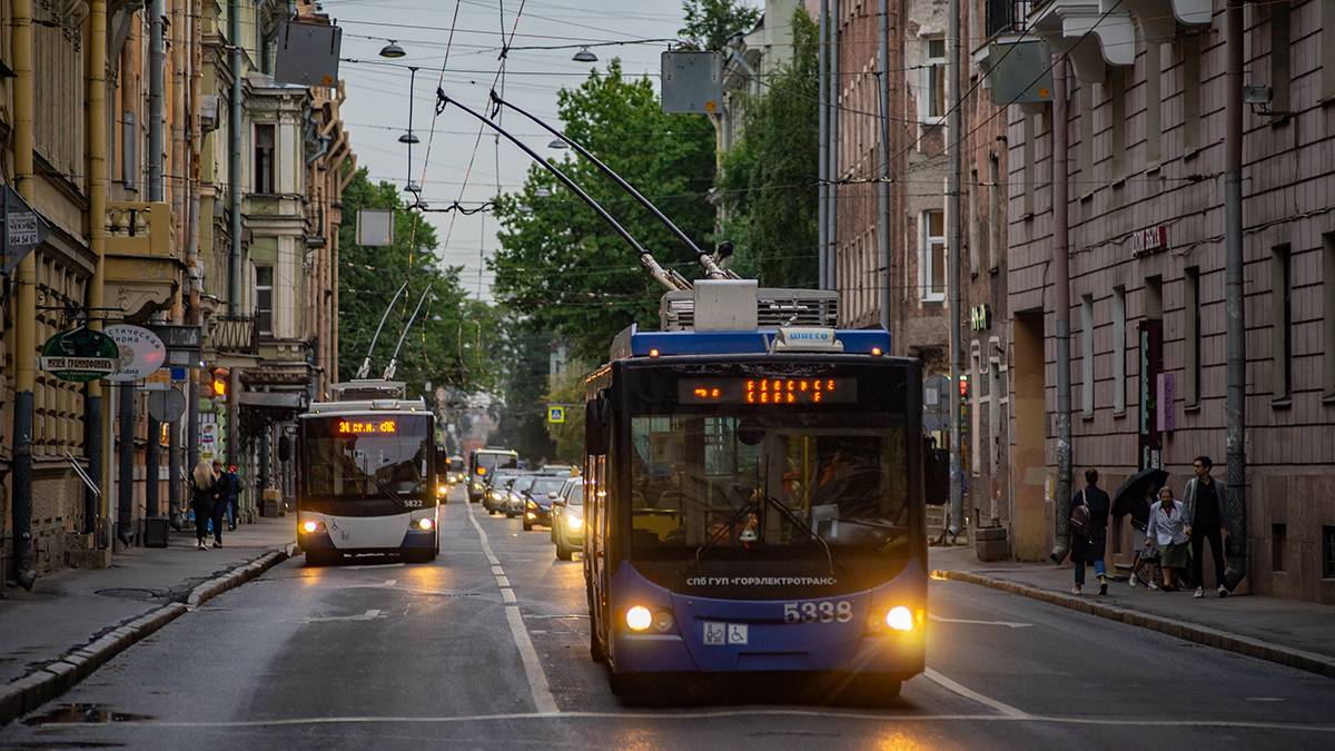 Водитель троллейбуса насмерть сбила мужчину в Петербурге
