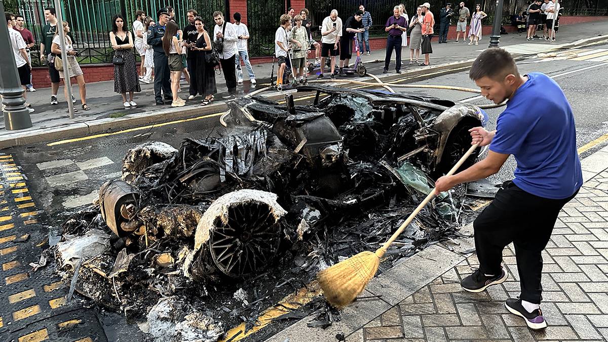 Автомобиль Lamborghini сгорел в центре Москвы