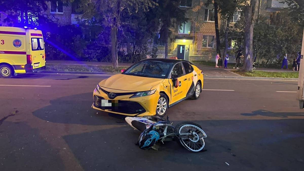 Подросток за рулем кроссового мотоцикла столкнулся с такси
