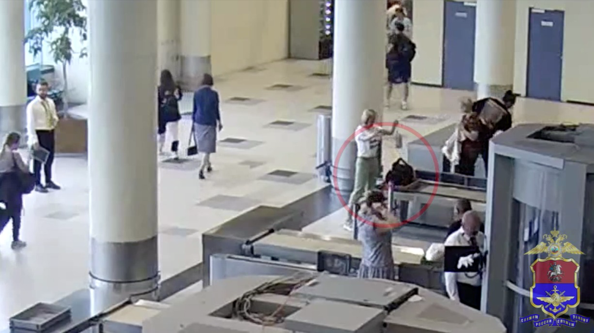 Пенсионер украл дорогие часы у пассажирки в аэропорту Домодедово