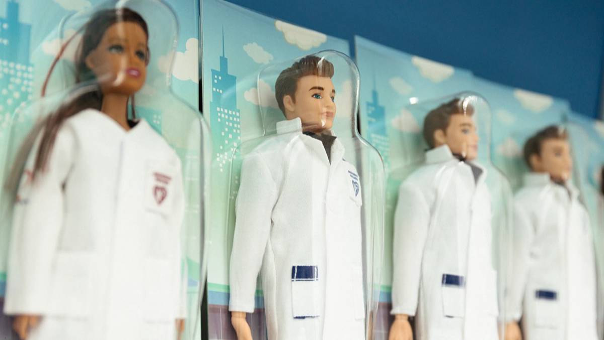 Врачи и сотрудники центров госуслуг стали прообразами лимитированных кукол