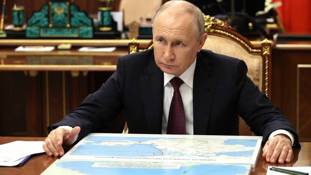 Путин признал угрозу потери Россией доли на рынке нефти из-за сокращения добычи