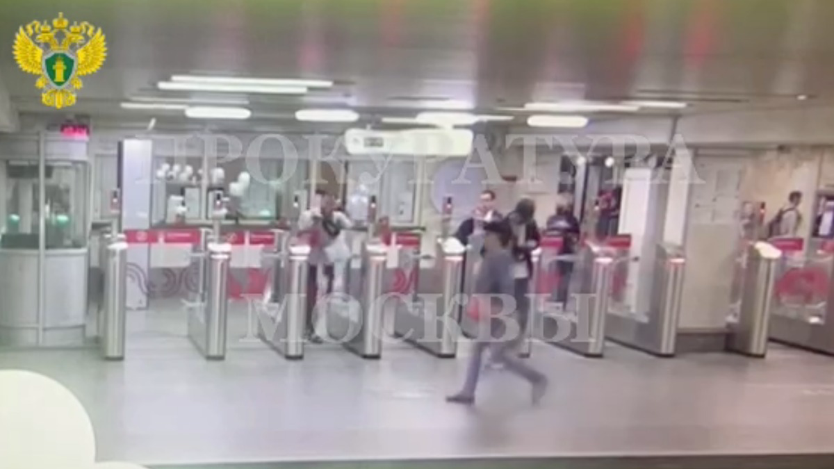 Вандал-рецидивист разбил турникет в метро на станции «Бульвар Дмитрия Донского»