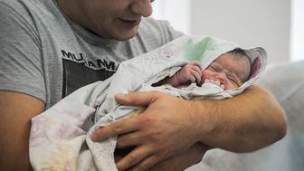 ВЦИОМ: Половина россиян поддерживает идею о ДНК-тесте на отцовство в роддоме