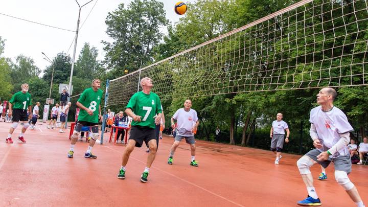 В спортивном турнире «Игры долголетия» определили самых сильных игроков «серебряного» возраста по волейболу