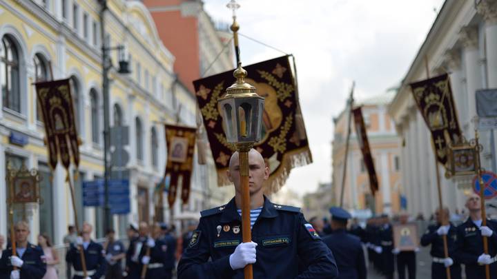Военнослужащие Воздушно-десантных войск приняли участие в праздничном крестном ходе по улице Ильинке к Лобному месту на Красной площади / Фото: Александр Кочубей / Вечерняя Москва