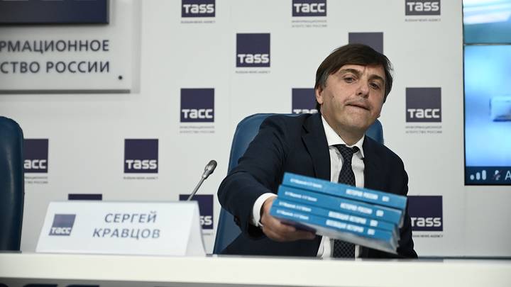 Министр просвещения РФ Сергей Кравцов во время пресс-конференции, посвященной презентации единого учебника истории / Фото: Алексей Орлов / Вечерняя Москва
