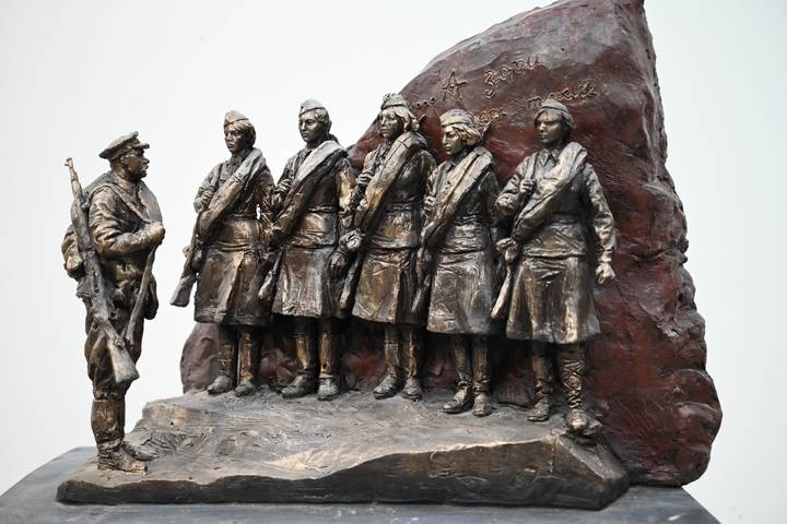 Эскиз монумента «А зори здесь тихие...» читатели нашей газеты видят первыми