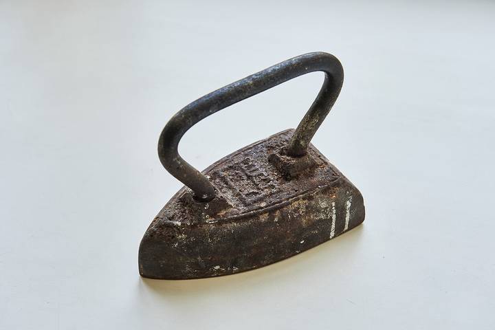 Столичные реставраторы обнаружили утюг царских времен и чайник начала XX века