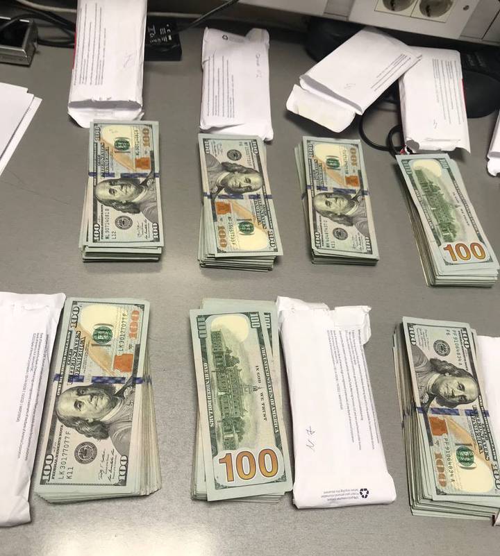 Пенсионер попытался провезти более 100 тысяч долларов через таможню во Внукове