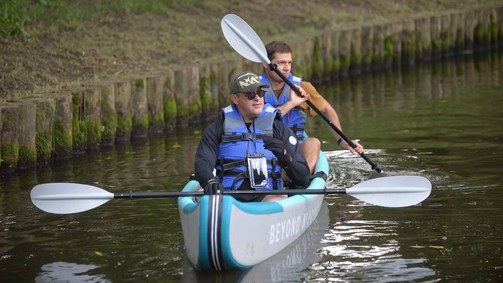 Председатель Мосгордумы Алексей Шапошников с инструктором Владимиром Казанским сплавляются на байдарке по Яузе, чтобы оценить необходимость очистки и углубления ее русла / Фото: Александр Кочубей / Вечерняя Москва