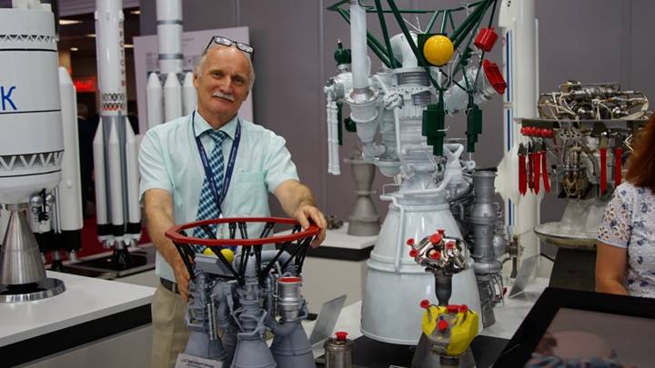 Главный специалист «Энергомаша» Владимир Судаков показывает уменьшенный макет двигателя для новой перспективной российской ракеты «Союз-5»