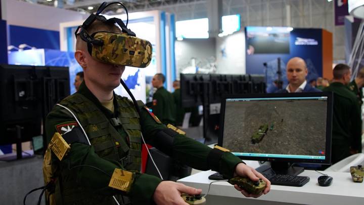 Ефрейтор Николай Гончаров демонстрирует разработку «Аватар» для обучения новобранцев войск связи