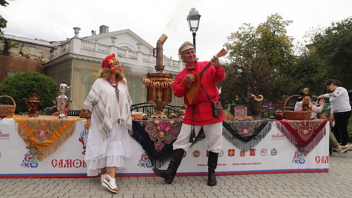 Фестиваль «Самоварфест» в саду «Эрмитаж» / Фото: Анатолий Цымбалюк / Вечерняя Москва