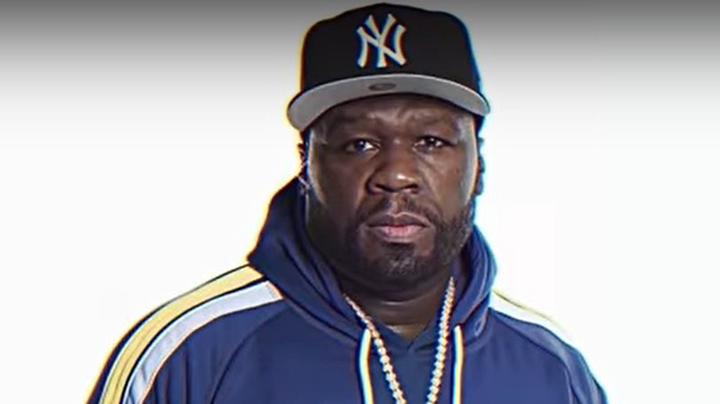 Рэпер 50 Cent разбил голову фанатке микрофоном Рэпер 50 Cent разбил голову фанатке микрофоном