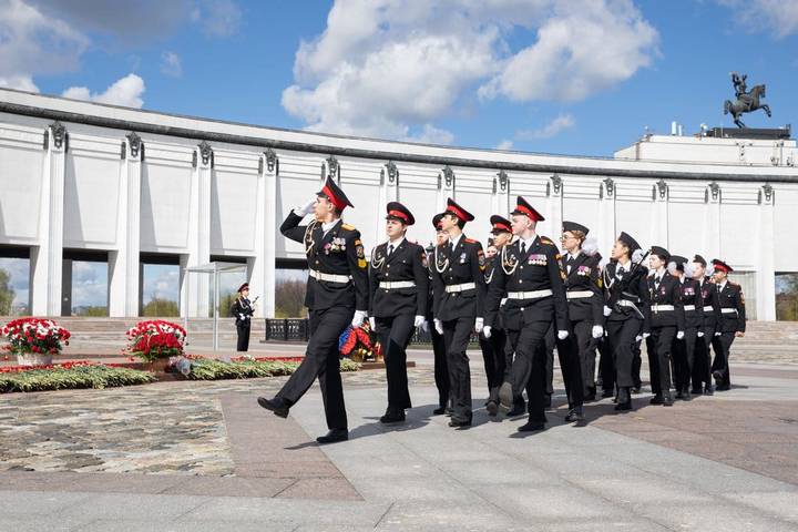 В новом учебном году московские курсанты будут стоять на страже у Вечного огня возле Музея Победы.