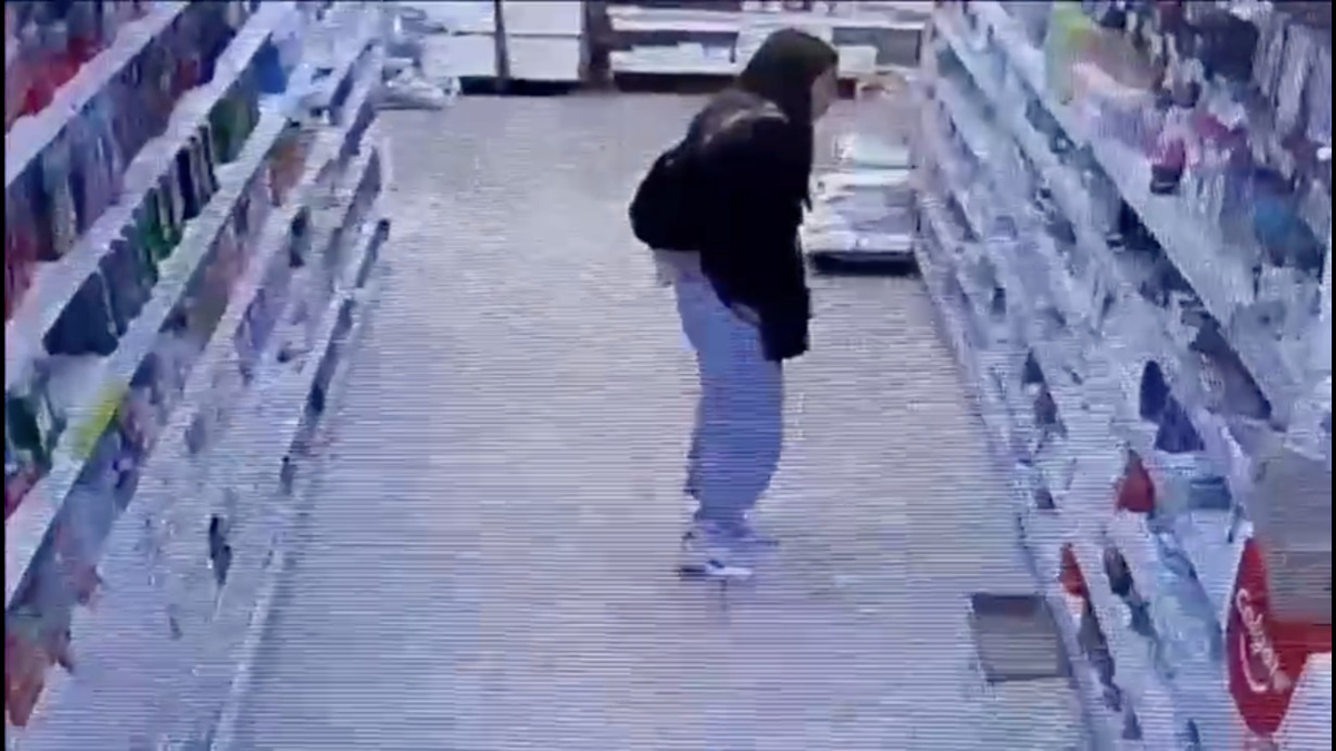 Девушка попыталась вынести флакон духов в штанах из магазина в Подмосковье