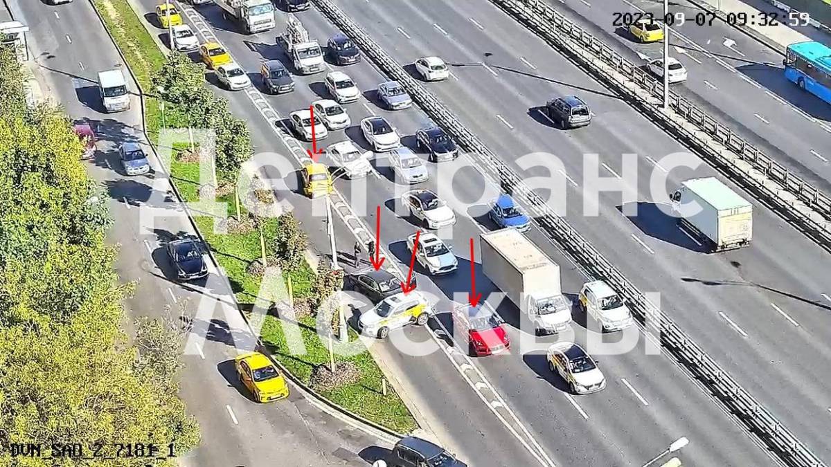 Четыре автомобиля столкнулись на Ленинградском шоссе на севере Москвы